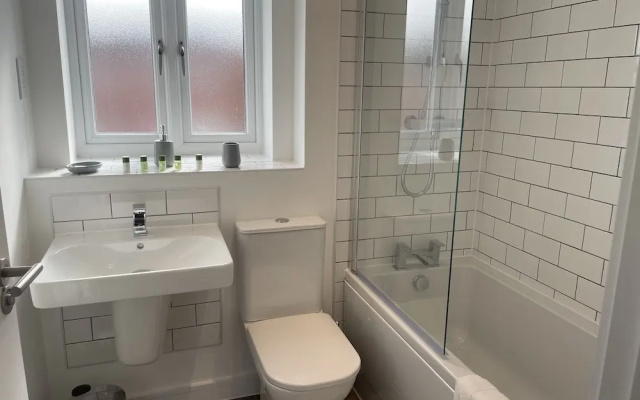 Beautiful 3-bed House in Derby With Parking