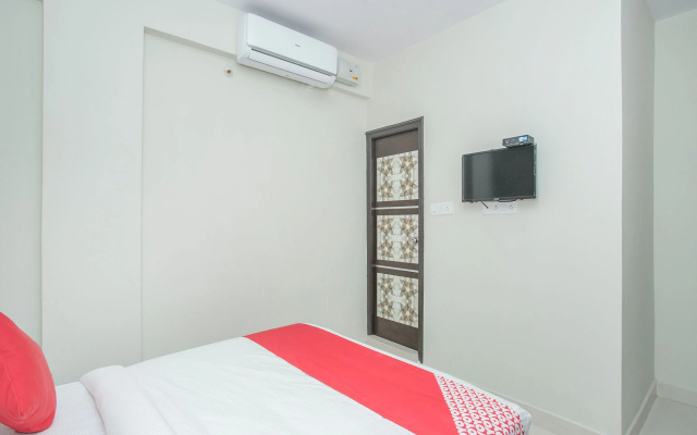 OYO 11916 Varcity Plaza