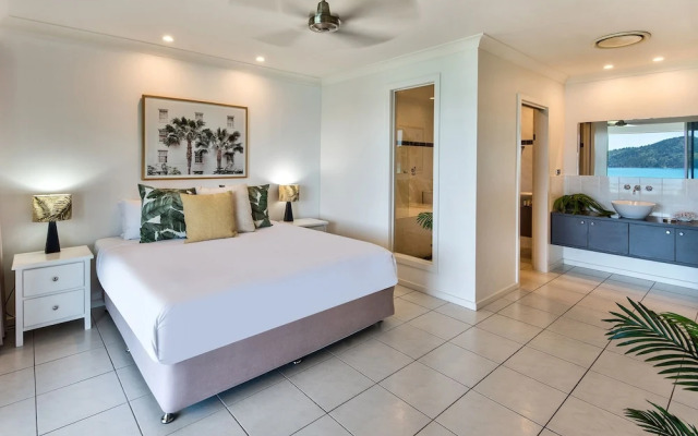 Lagoon 206 on Hamilton Drive