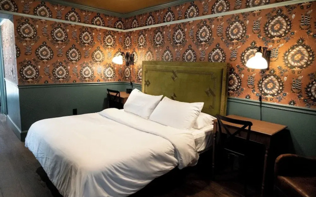 The Gas Lamp Hotel