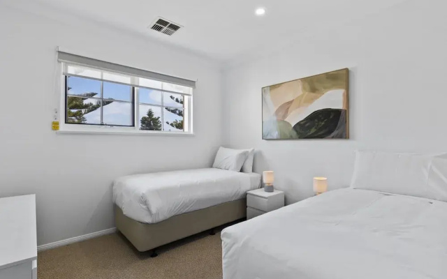 Beachside 3-bed Retreat With BBQ & Garage