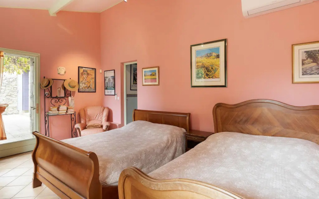 Large holiday home in Vaison-La-Romaine with garden