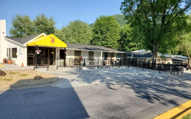 Super 8 by Wyndham Asheville/Biltmore