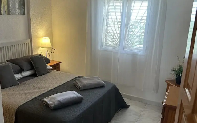 2-bed Apartment 10 min Drive to the Beach!