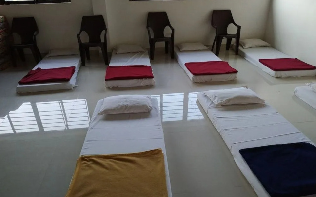 Iroomz Hotel Gananjaya - Hostel