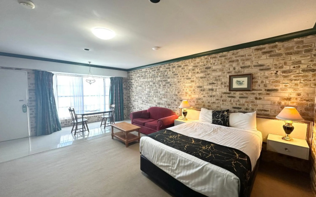 Airport Motel Sir Francis Drake