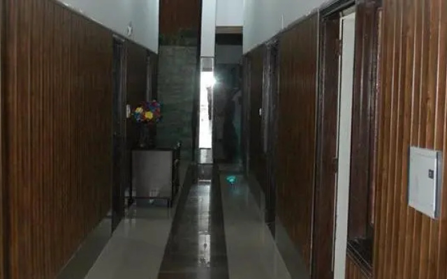 OYO 6370 Hotel Golden Woods