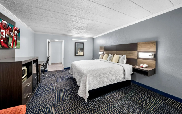Admiralty Inn & Suites - a Red Collection Hotel