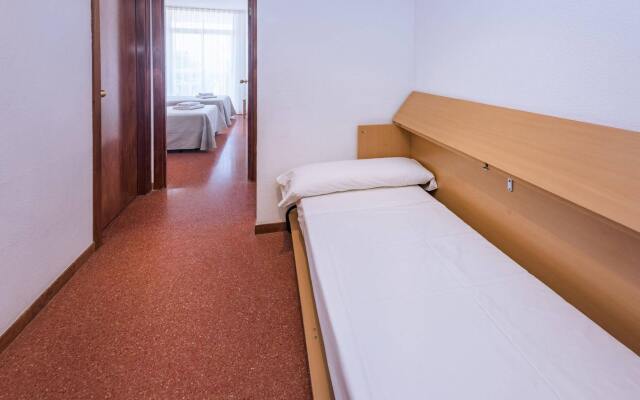 Отель Aparthotel CYE Holiday Centre Испания, Салоу - 4 отзыва об отеле, цены и фото номеров - забронировать отель Aparthotel CYE Holiday Centre онлайн комната для гостей