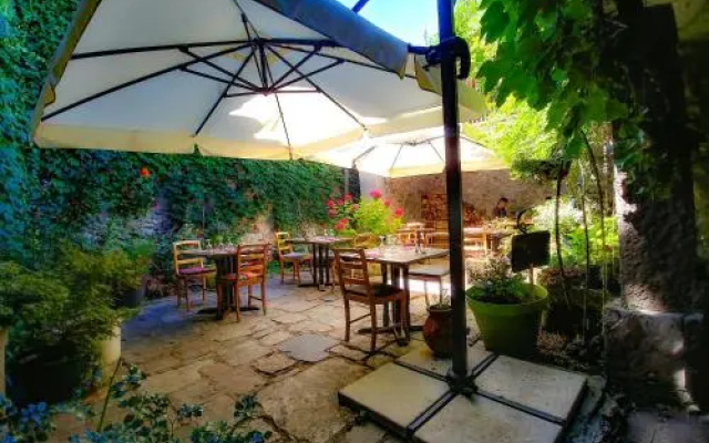 Les tables de la fontaine