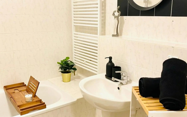 Saniertes Studio mit Balkon, WLAN, Netflix & Küche in City-Nähe