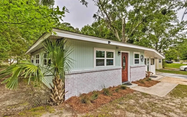 Ocean Springs Getaway - Walk to Beach & Downtown!