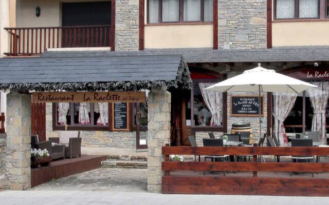 Отель Suite Aparthotel El Refugio de Aran Vielha вид на фасад