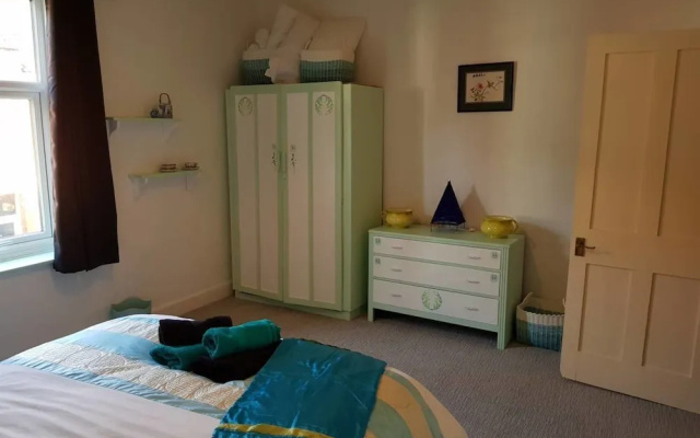 House - Sleeps 4 - Pets Ok - Parking - Garden