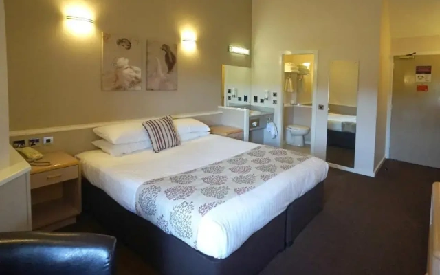 Damon's Hotel