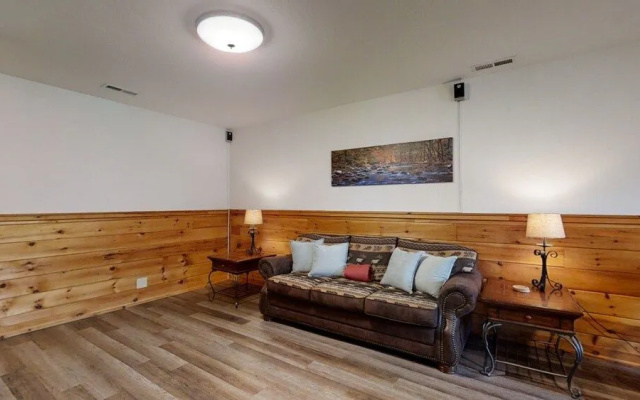 Pure Country - 3 Br cabin by RedAwning