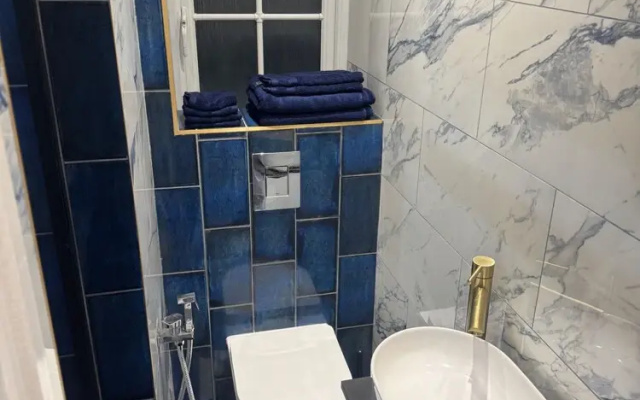 Central Location - Apartment - Sleeps 2 - Parking