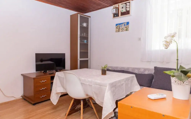 Old house with terrace - for guests on a budget