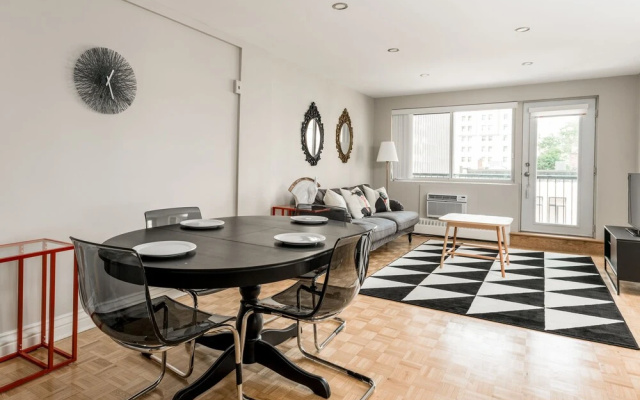 Bold Downtown Montréal Suites by Sonder
