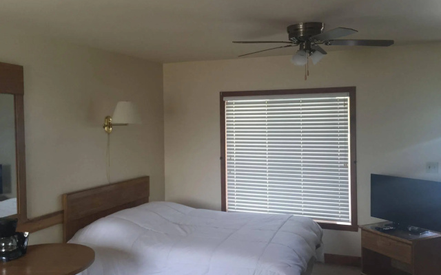 Waters Edge Motel
