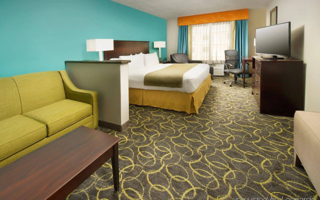 Holiday Inn Express & Suites DFW - Grapevine by IHG