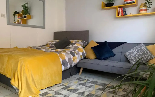 The Beehive - Self Contained Studio by the Sea (Adults Only)
