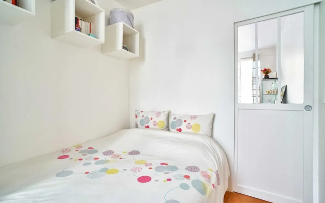Charming 2 Room Apartment Near Square Louise-michel