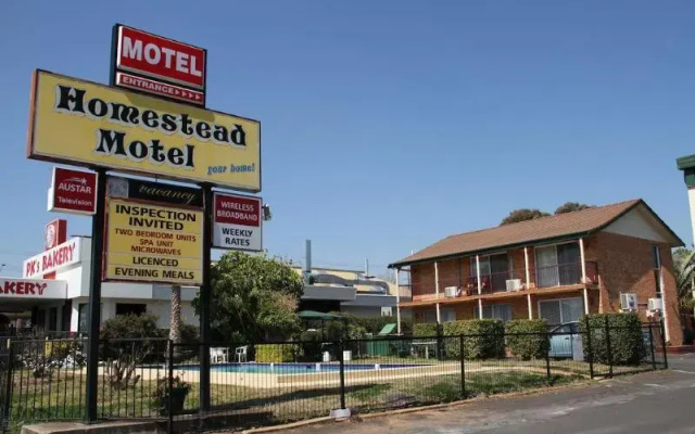Отель Homestead Motel вид на фасад