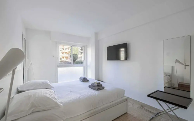Charming Apartment on Boulevard Alexandre III