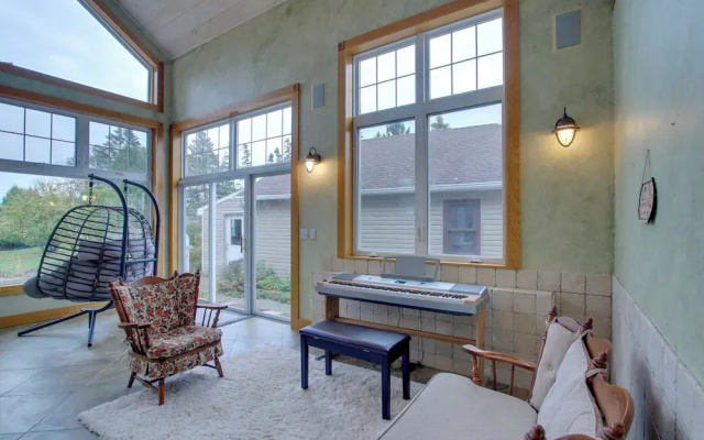 Lakefront Algoma Home w/ Deck, Grill & Fireplace