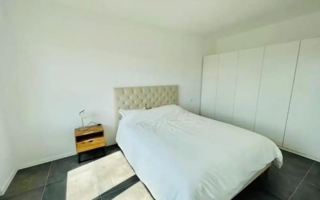 Large 1 bedroom with Terrace & Parking