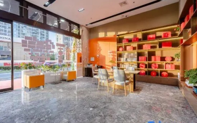 Huijianshang Hotel (Wuhu High-Speed Railway Station Zhongyu Yijiangnan Strolling Street)