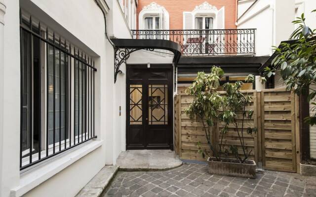 Отель Milestay - Paris Montmartre Париж вид на фасад