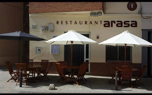 Отель Hostal Restaurante Arasa вид на фасад