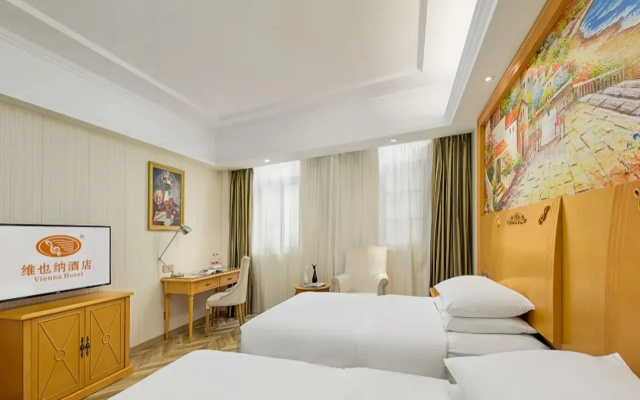 Vienna Hotel (Nanjing Wende Road Metro Station Yanchuang Park)