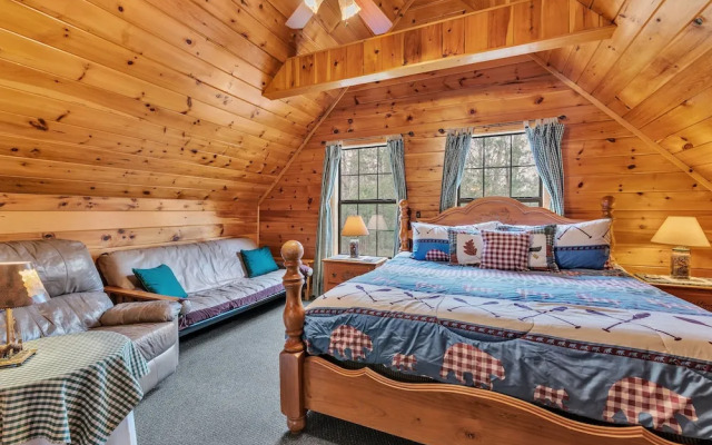 Cabin in the Woods w/ Hot Tub & Games!