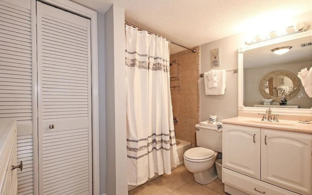 Shoreline 2111 Condo by RedAwning