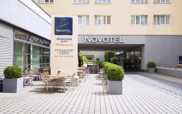 Отель Novotel Muenchen City Германия, Мюнхен - 11 отзывов об отеле, цены и фото номеров - забронировать отель Novotel Muenchen City онлайн гостиничный бар