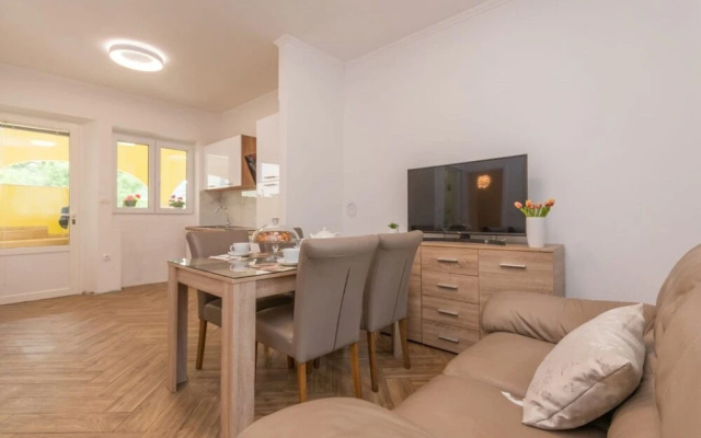 Teresa - Great Location & Parking - A1