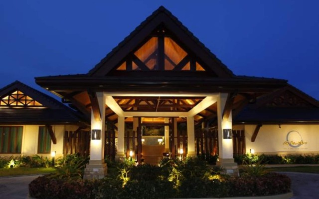 Отель Crimson Resort and Spa Mactan Филиппины, Лапу-Лапу - 1 отзыв об отеле, цены и фото номеров - забронировать отель Crimson Resort and Spa Mactan онлайн вид на фасад