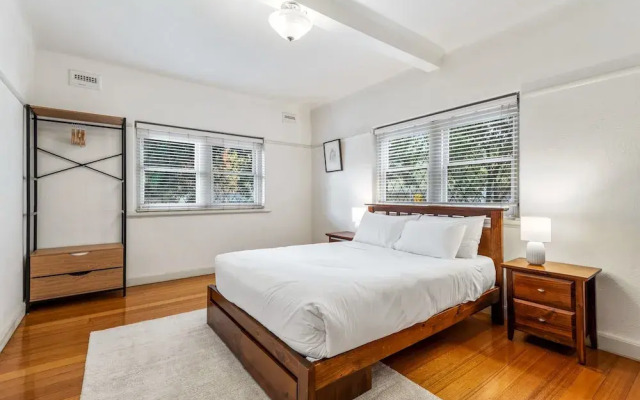Charming 2-bed Apartment With Fireplace & Parking