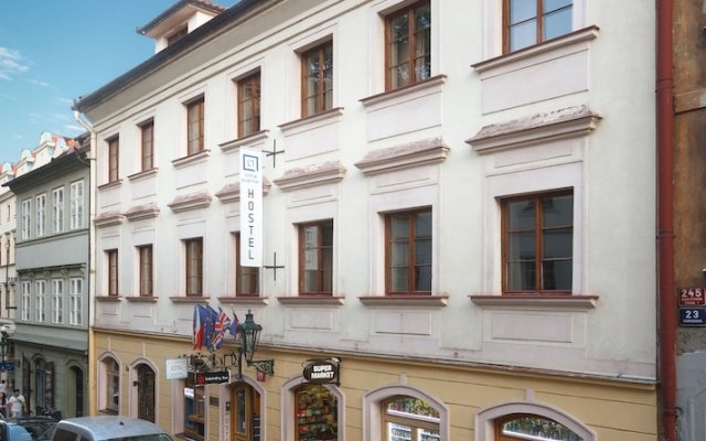 Отель Little Quarter Hostel and Hotel Чехия, Прага - 11 отзывов об отеле, цены и фото номеров - забронировать отель Little Quarter Hostel and Hotel онлайн вид на фасад