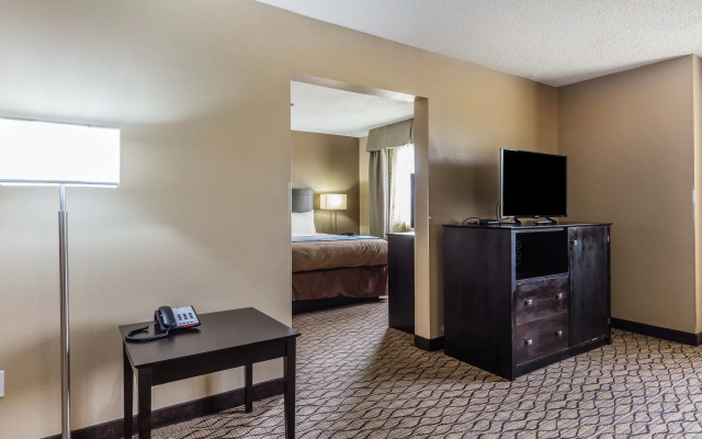 Magnolia Bay Hotel & Suites