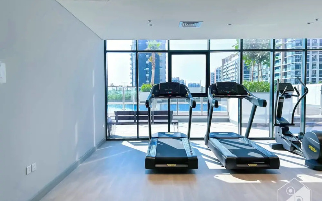 Tranquil 1BR Escape With Pool View in Meydan