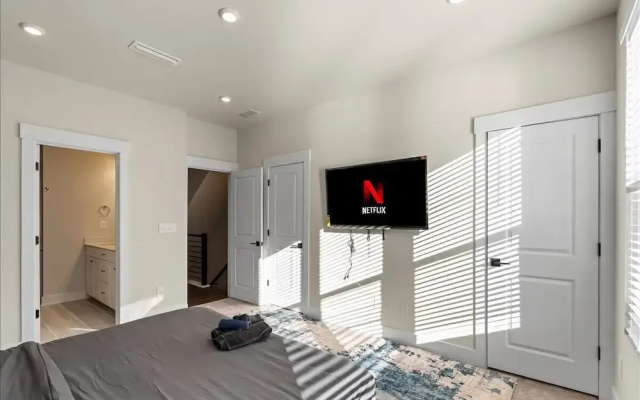Luxe King 4BR Townhouse with Rooftop in Uptown CLT