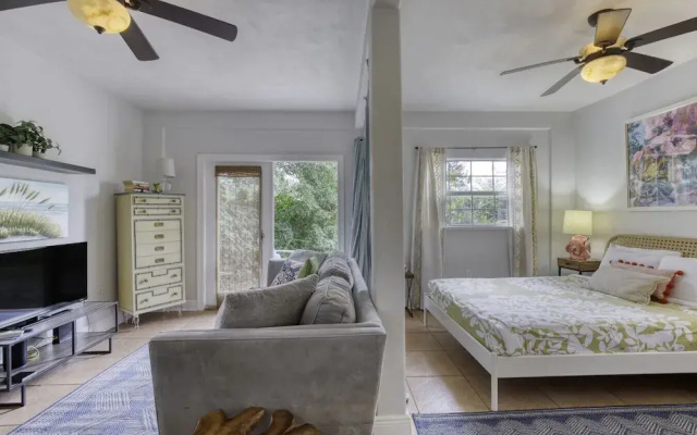1 Bedroom Spanish Bungalow Guest House