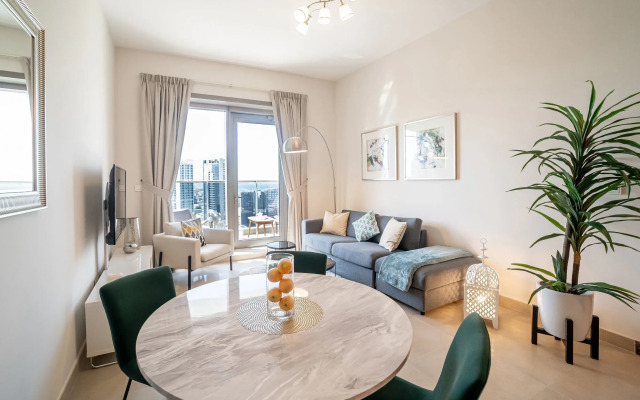Amazing 1BR apartment with waterfront views!