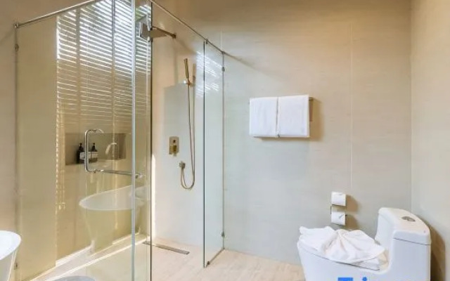*3BR Pool Garden Home | Near Beach & Shops V313
