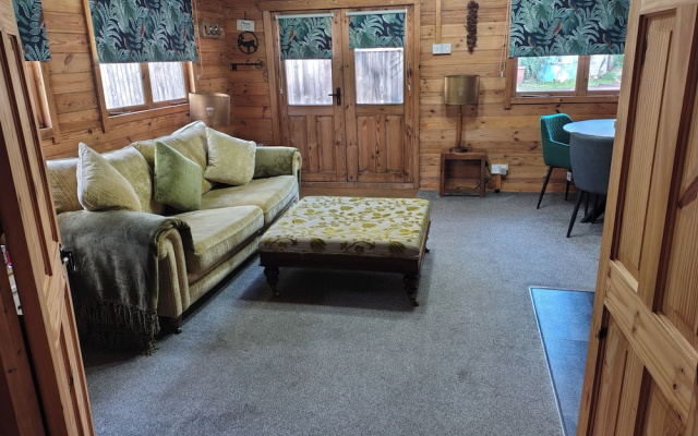Forest Cabin Retreat-sleeps 2-garden, Wifi, Trails