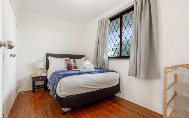 Lovely 2-Bedroom Apartment with Free Parking